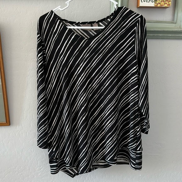 Chicos Light and Airy Travel 3/4 Sleeve Top Shirt Easywear Size 1 - Picture 1 of 4